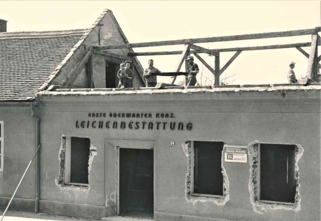 Abriss des ebenerdigen Gebäudes der Bestattung Gangoly (Steinamangererstraße 24)