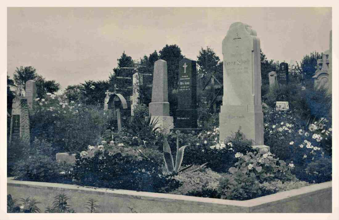 Röm. kath. Friedhof mit dem Grab von Franz Schuch (*1883/+1931) im Vordergrund