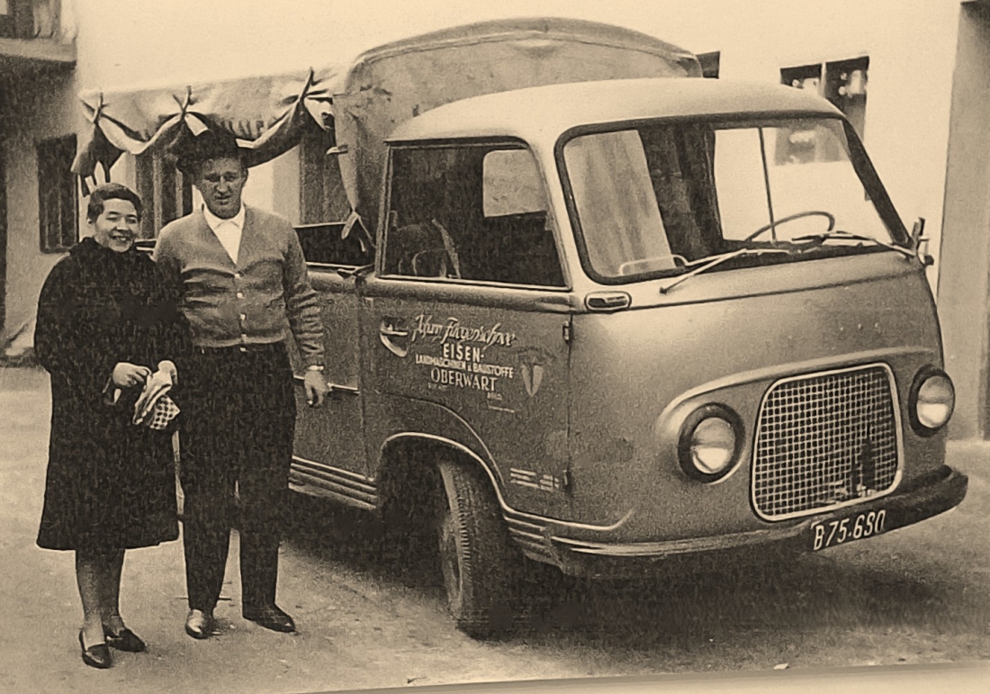 Alfred Scherber (*1926/+1988) vor dem Firmenwagen der Eisenhandlung Fliegenschnee