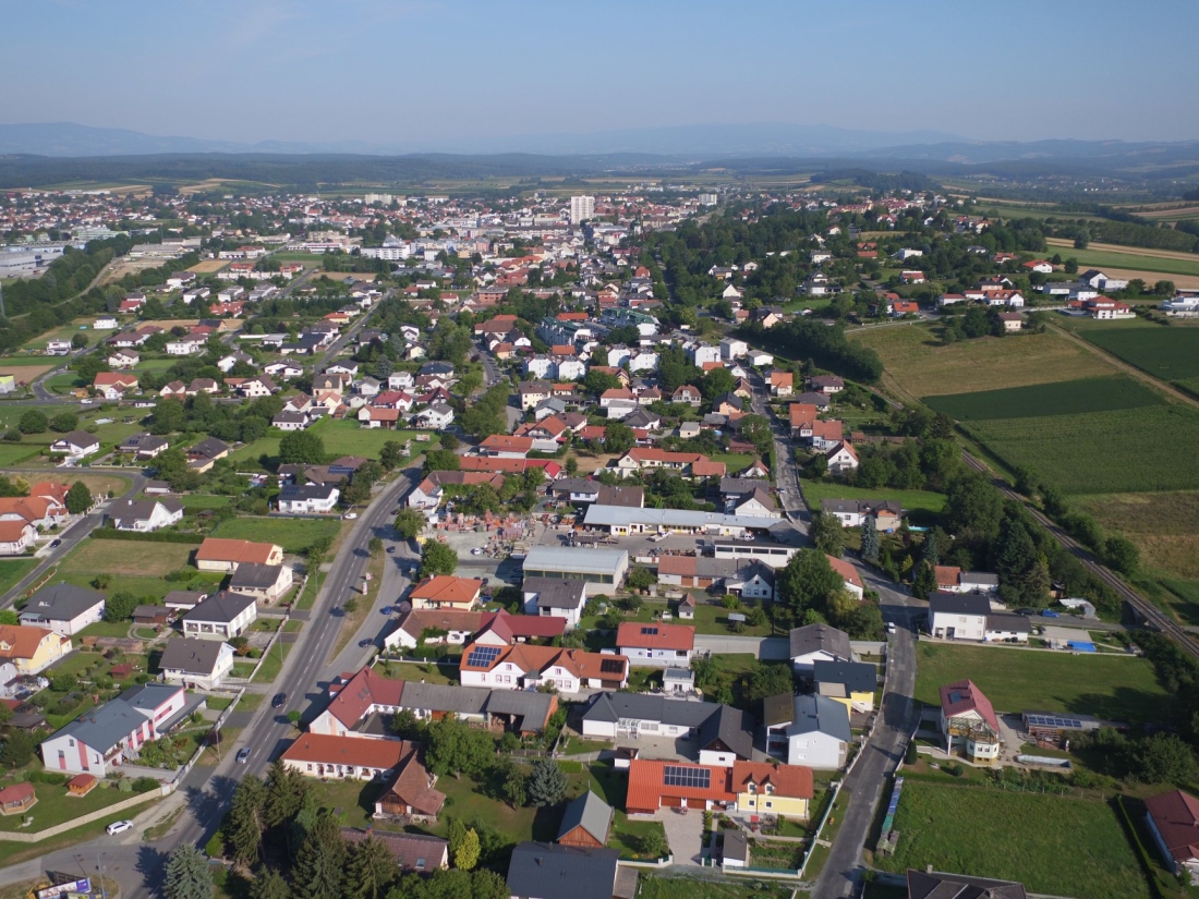 Flugaufnahme/Luftbild: Blick vom Flug über dem Untertrumm gegen die Stadtmitte