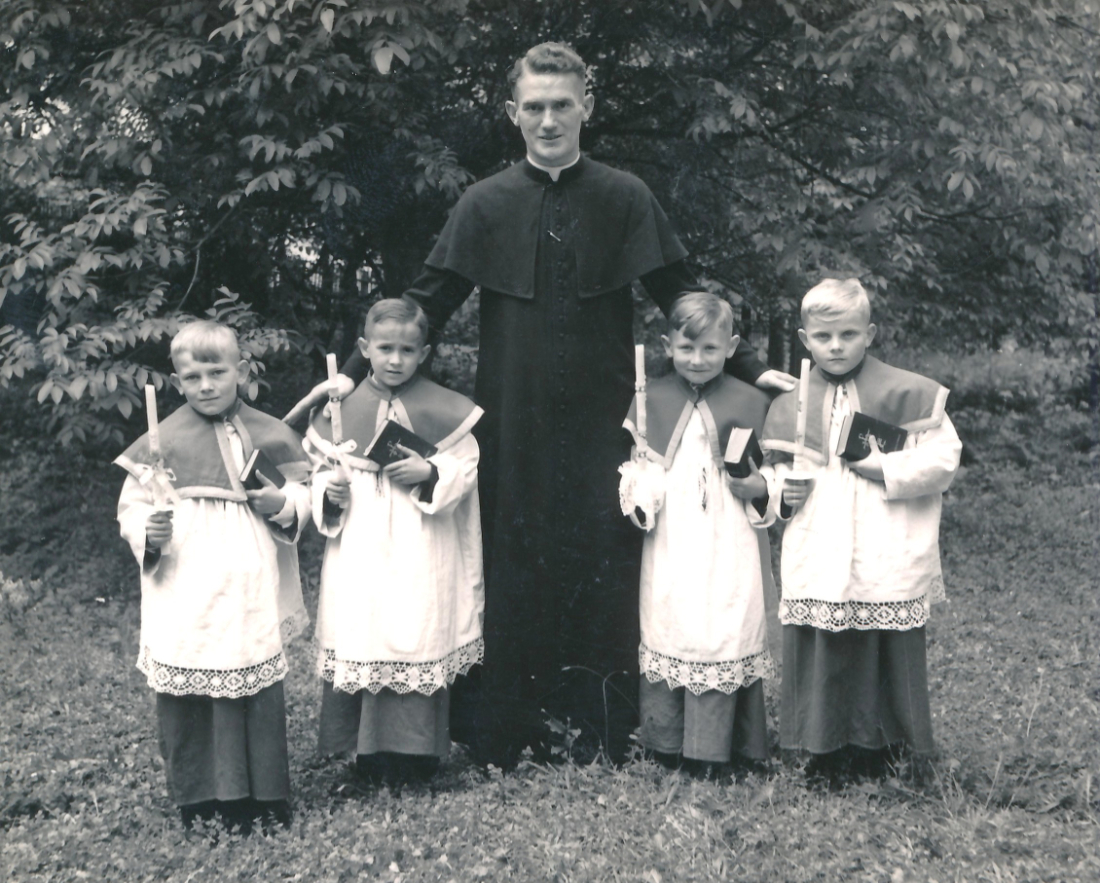 Röm. kath. Pfarre: Kaplan Rudolf Sobotka mit seinen jungen Ministranten - Hicke/Tikovits/Gabriel/Draschkowitz