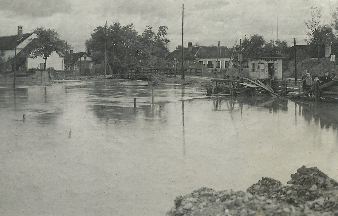 Hochwasser Sommer 1937 - Pinkabrücke Grazerstraße in Richtung Ortsmitte - Trafik Samuel Szabo