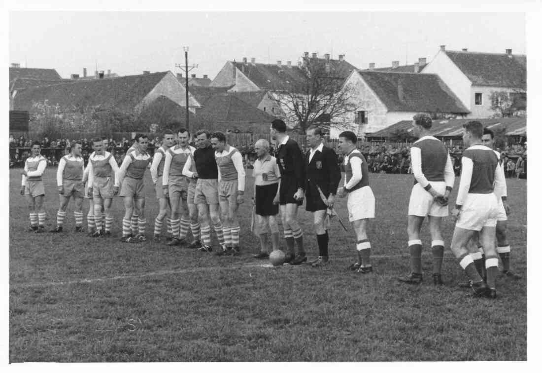 Fußball: Ferenc Puskas mit dem Ungarischen Nationalteams vor dem Spiel gegen den SC-Oberwart - Benedek