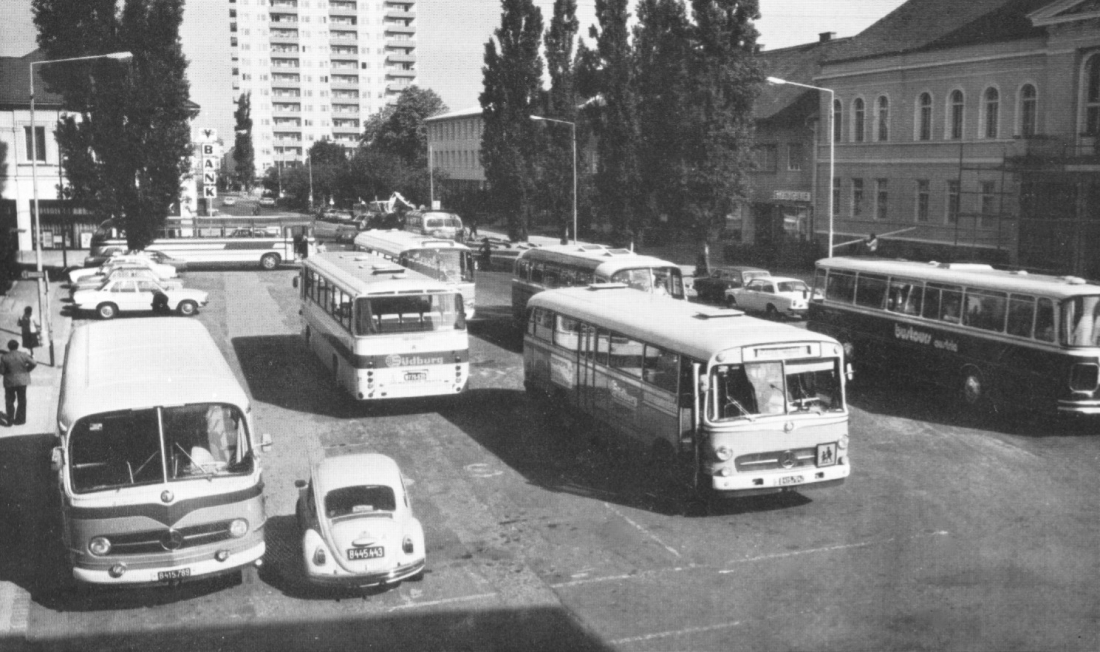 Hauptplatz mit Bushaltestelle