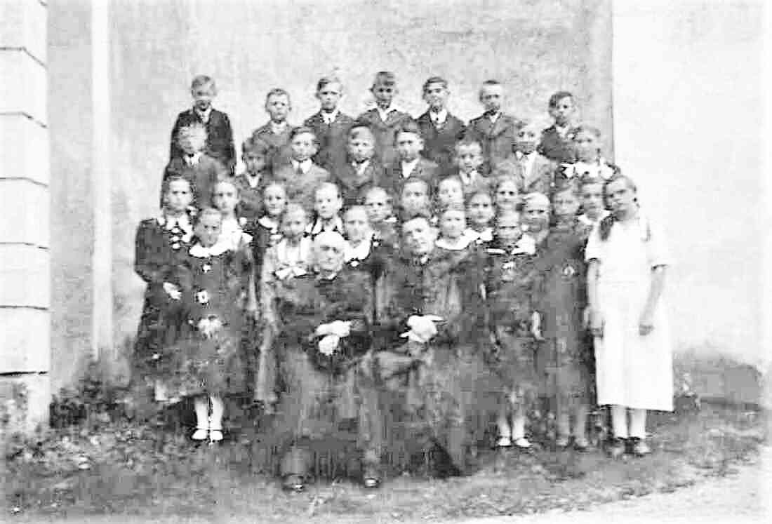 Reformierte Pfarrgemeinde: Konfirmation 1945 mit den Pfarrern Bajcsy und Faber-Kovacs