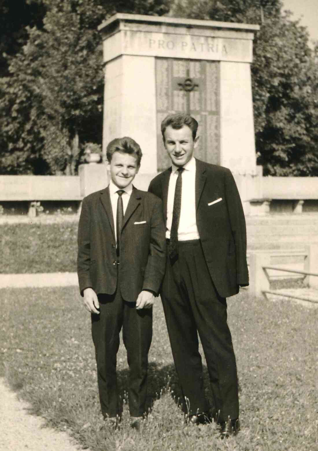 Die Brüder Julius Jezerniczky (*1945) und Franz Jezerniczky (*1941) vor dem Kriegerdenkmal