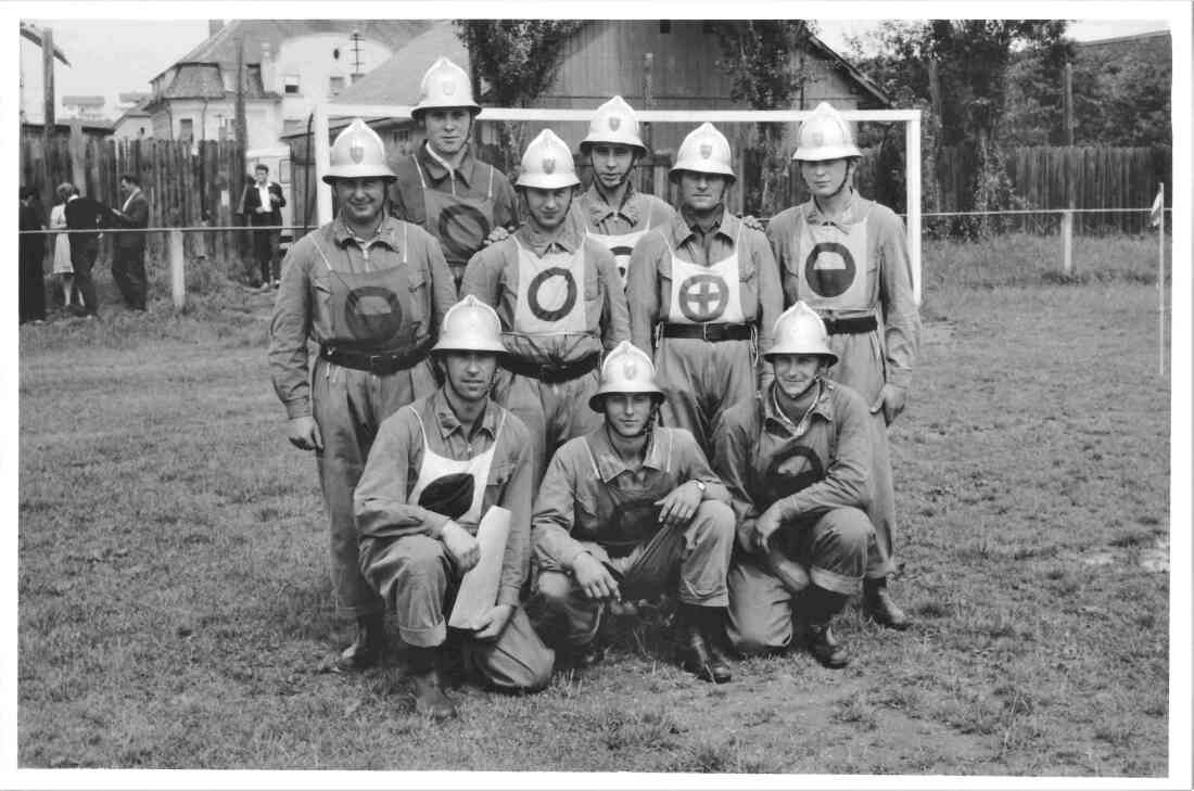 Bgld. Landesfeuerwehr-Leistungswettbewerb: Wettkampfgruppe mit  den FF-Männern Benkö, Imre, Mohat, Riczinger, Krutzler, Heigl, Pal Barna und Hegedüs