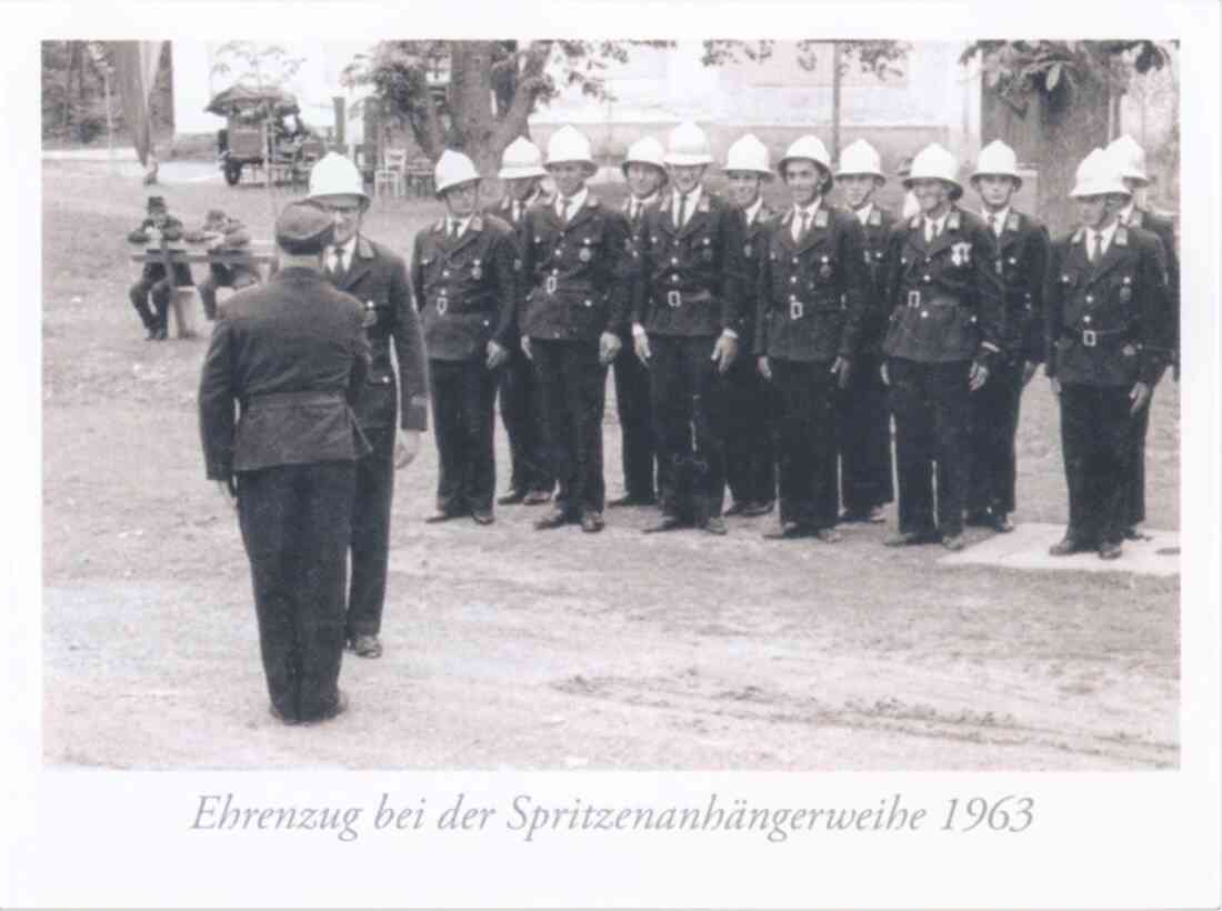 Freiwillige Feuerwehr St. Martin: Ehrenzug bei der Spritzenanhängerweihe (Widder/Marth)