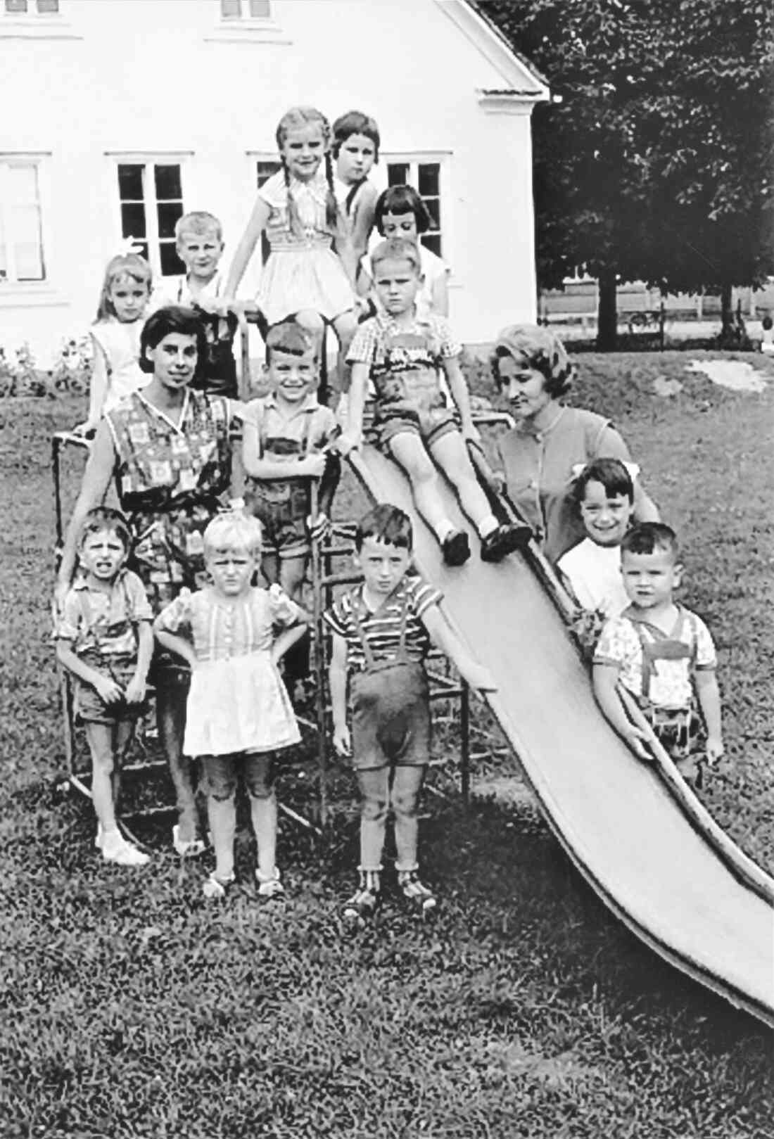 Städtischer Kindergarten - "Tante Adriane" und "Tante Thilde" - Am Kletterturm;