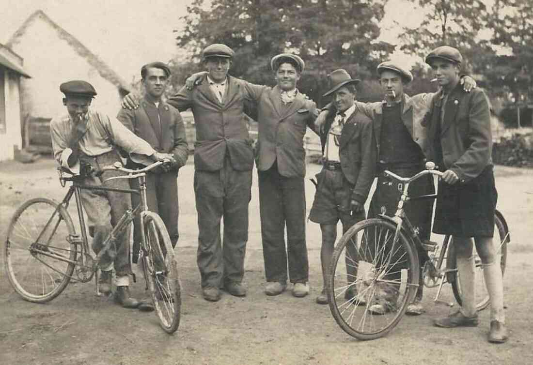 Jugendliche Oberwarter mit Fahrrädern (unbekannt)