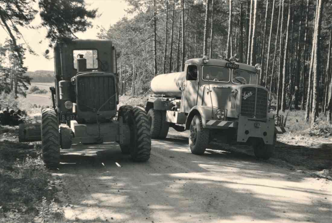 Gräder und Tank-LKW des Bauamts - Straßenbaubezirksamt