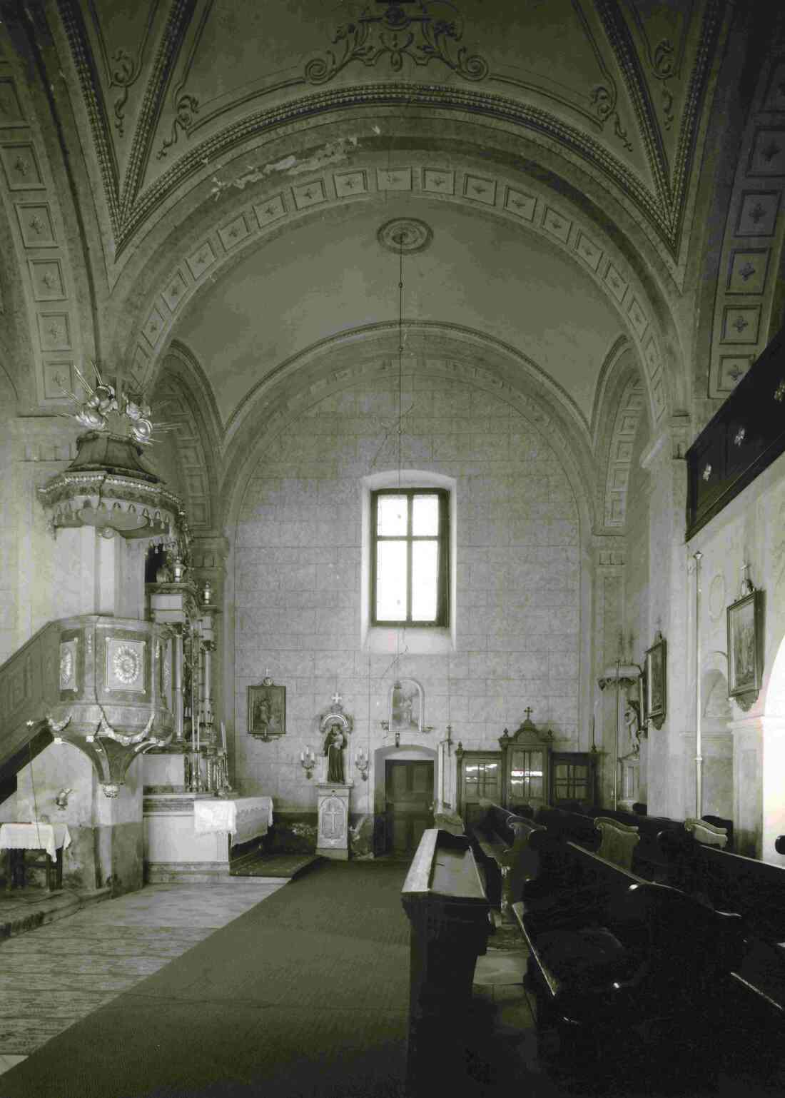 St. Martin: Innenansicht der röm. kath. Kirche gegen SO