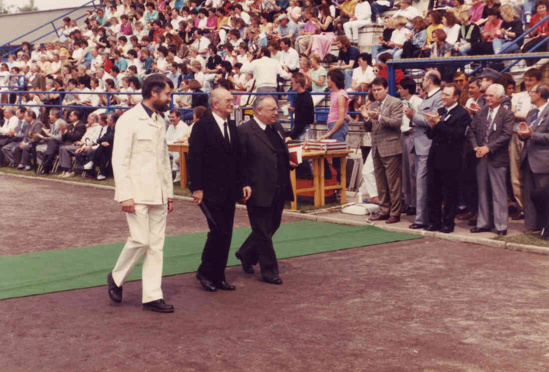 50 Jahre Stadterhebung: Die drei Stadtpfarrer vor der Ehrentribüne im Stadion