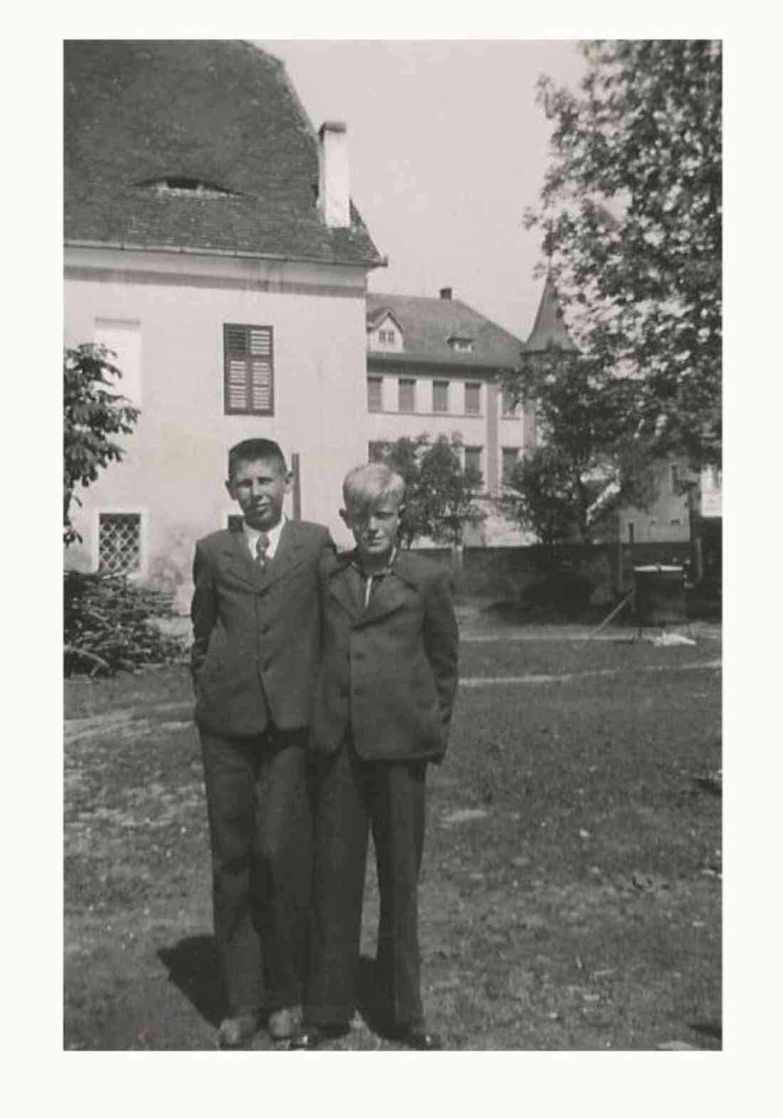 Walter Fürst und Johann Mareich jun. (*1927/+2021) im Garten des Szita-Castells (Wienerstraße 19)