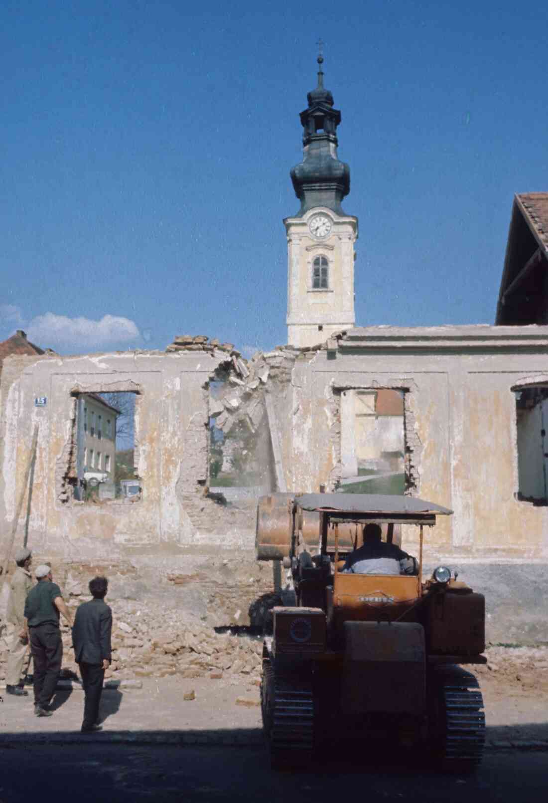 Abriss der Kath. Schule auf Grund des Baubeginns der neuen röm. kath. Osterkirche (Steinamangererstraße 15)