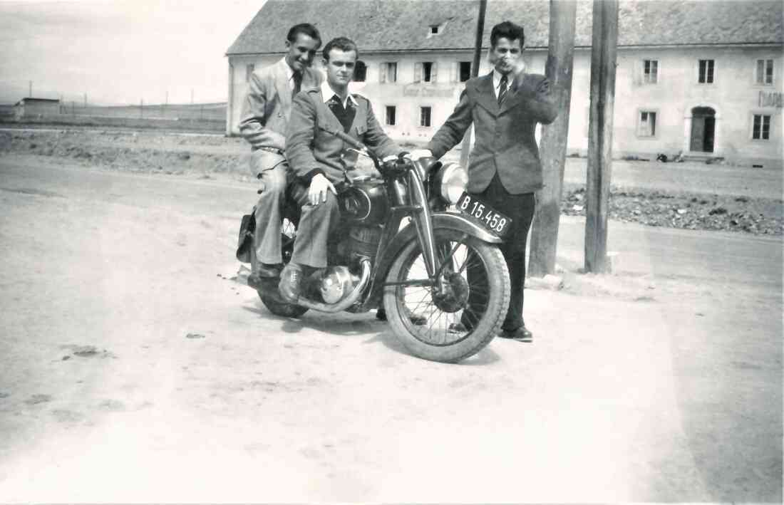 Walter Pongracz (*1930/+2012) auf seinem Motorrad vor dem Siedlungsgebäude Wienerstraße 32 - 36