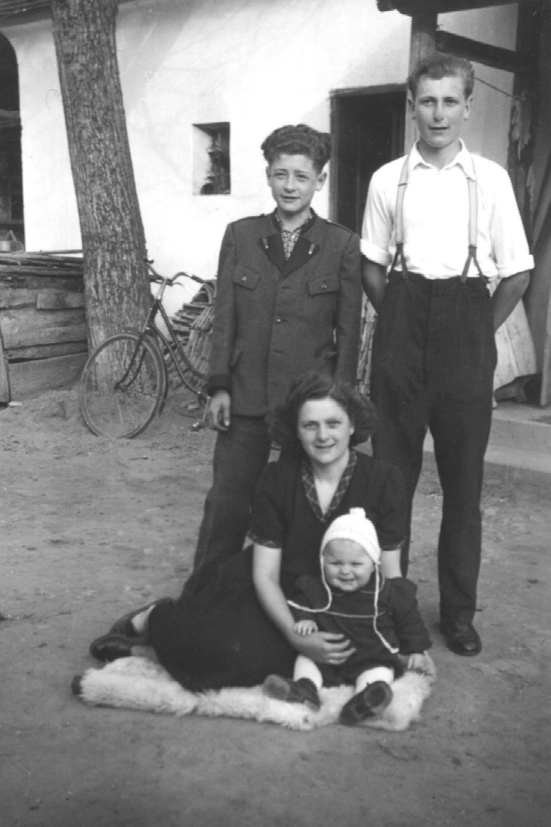 Gruppenbild in der Verwandtschaft Mohat - Erdely im Hof des Hauses OW 420 / Dornburggasse 31