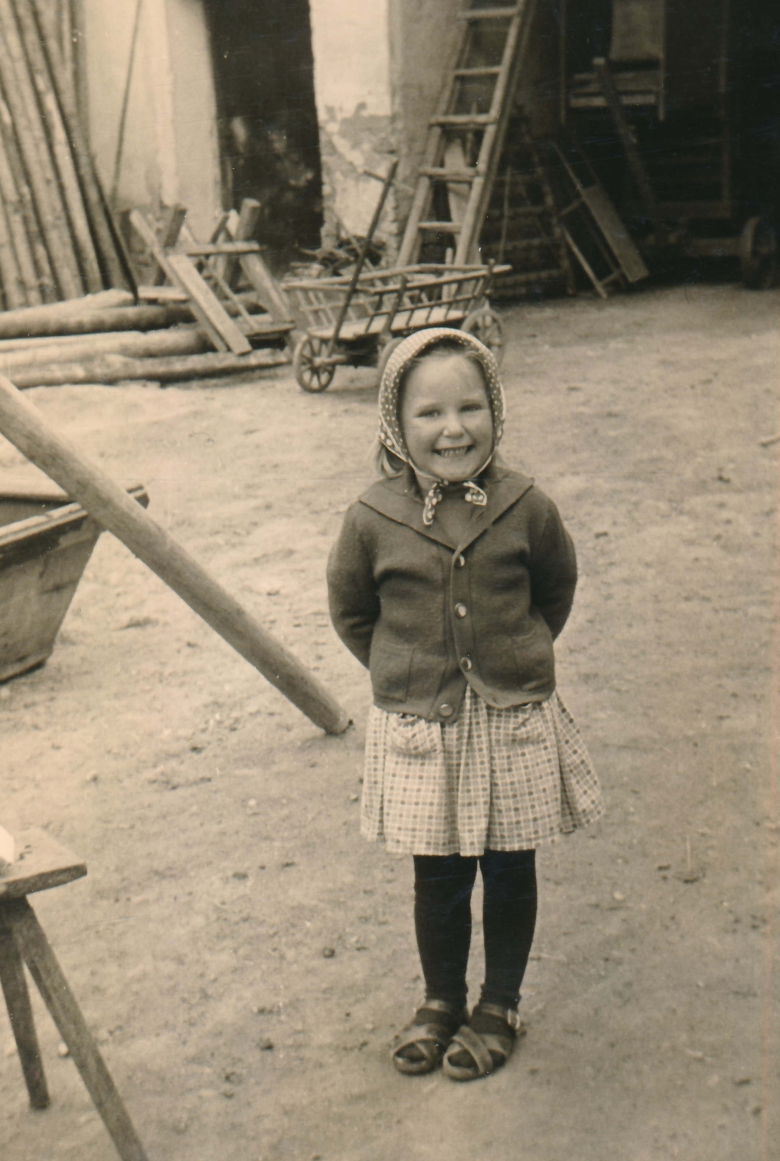 Christel Muth im Hof des Hauses Eichendorffgasse 17