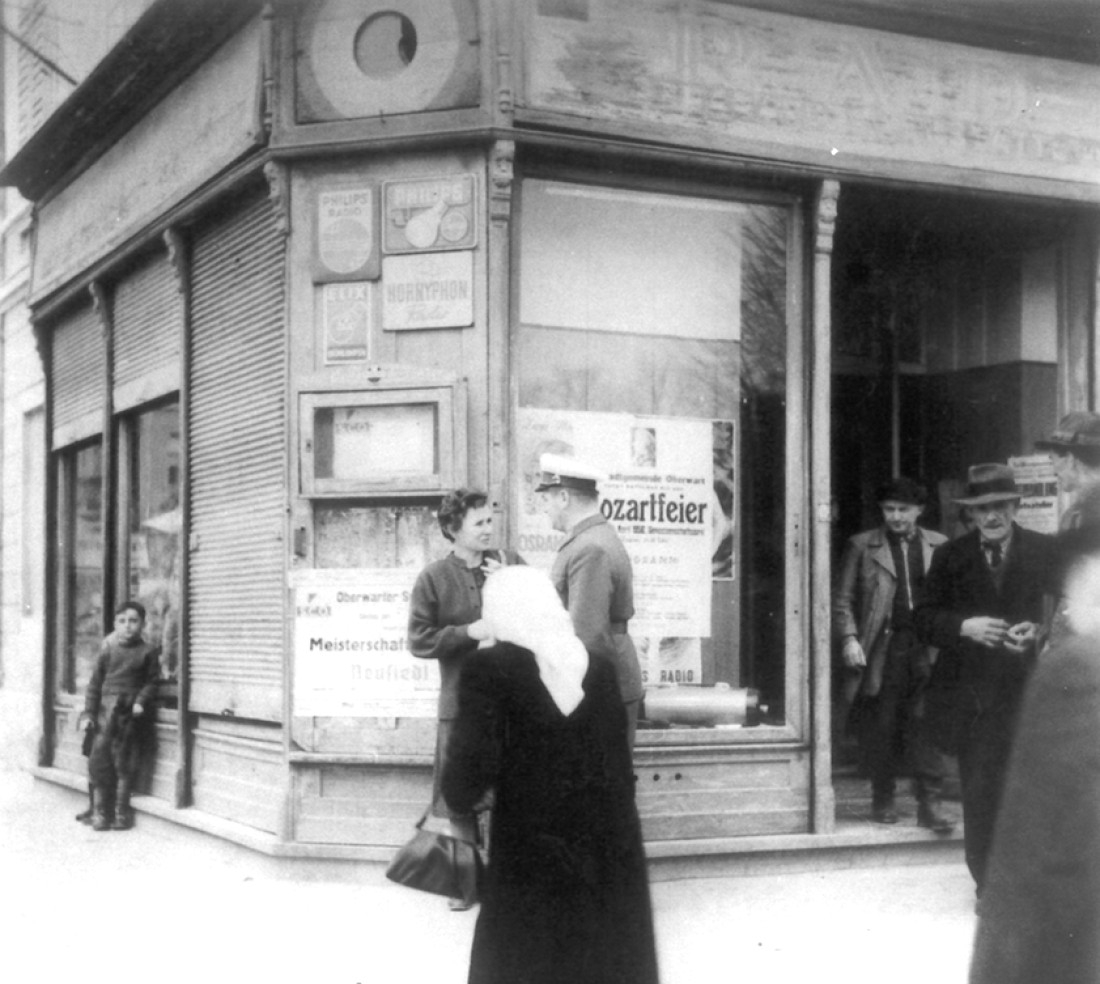 Vor dem Geschäftslokal der Fa. Elektro Seper (OW 153 / Wienerstraße 2)