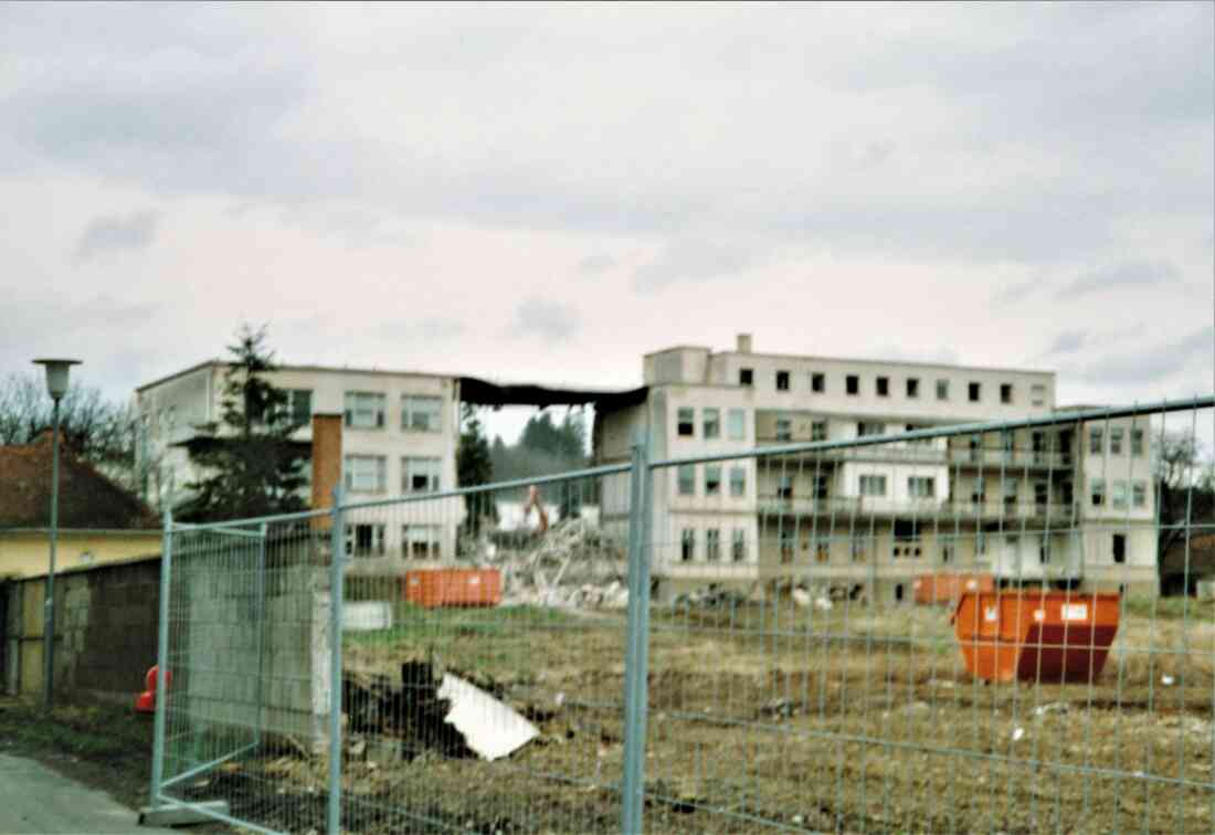 Abriss des alten Krankenhauses (Spitalgasse / heute Dr.-Emmerich-Gyenge-Platz): der erste Gebäudeteil ist abgetragen