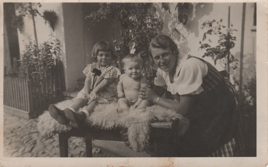 Die sehr junge Gisela Adorjan mit ihrer Tante Julianna Adorjan-Kantor; - Original "Very young Gisela Adorjan with her Aunt Julianna Adjoran-Kantor"