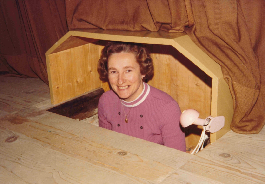 Isa Muth (geb. Benkö, *1935) - 40 Jahre Souffleuse / Sugone bei den Aufführungen der Theatergruppe des ref. Lesevereins 1973