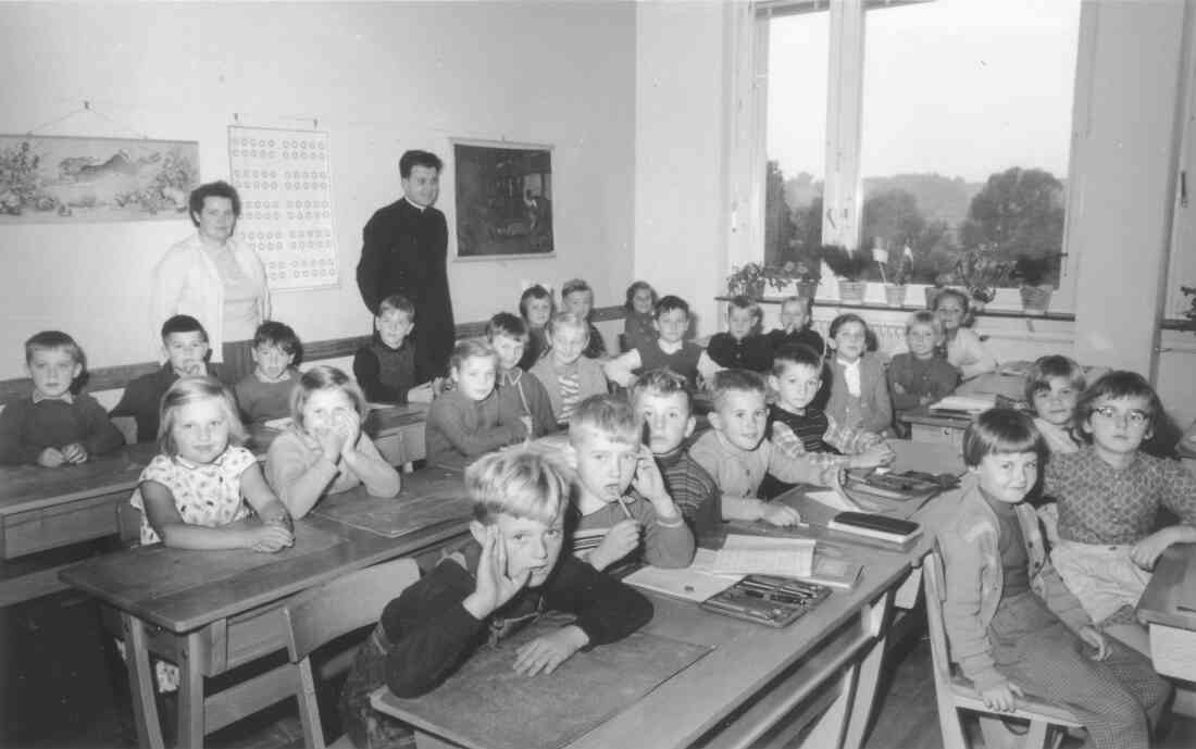 Anlässlich der Eröffnung der Zentralschule  - Volksschule 2.c Klasse mit Vl. Maria Erdely und Kaplan Josef Herowitsch