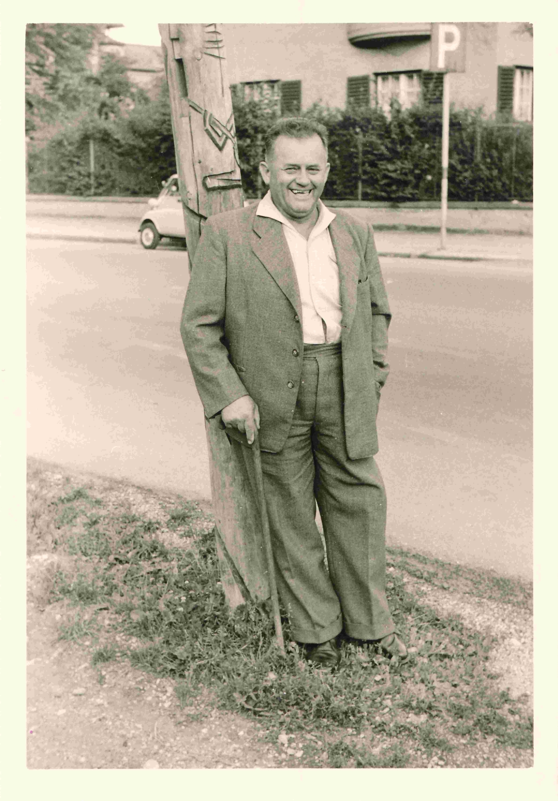 Ludwig Schober (*1903 /*1980) während einer Gruppenfahrt quer durch Österreich am "Marterpfahl"