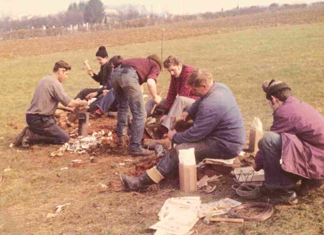 Böllerschießen: die versammelte "Mannschaft" bei Stopfen der Böller - Holler/Palank/Samer/Seper/Hegedüs/Asboth