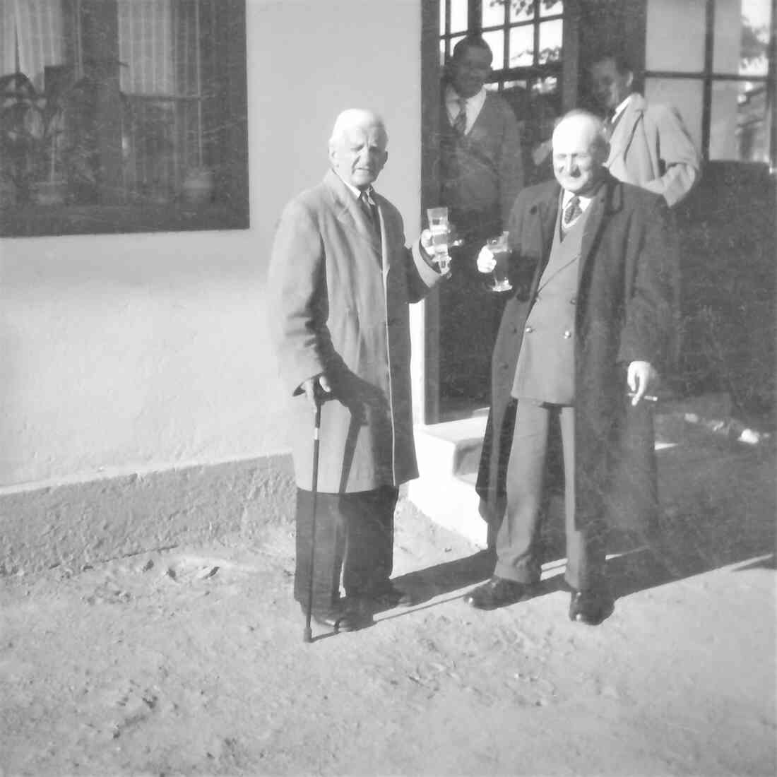 Ein Seidl vor der Kantine am SC-Platz: Tibor Farsky li (*1887/+1971) und Josef Nemeth re (*1898/+1983)