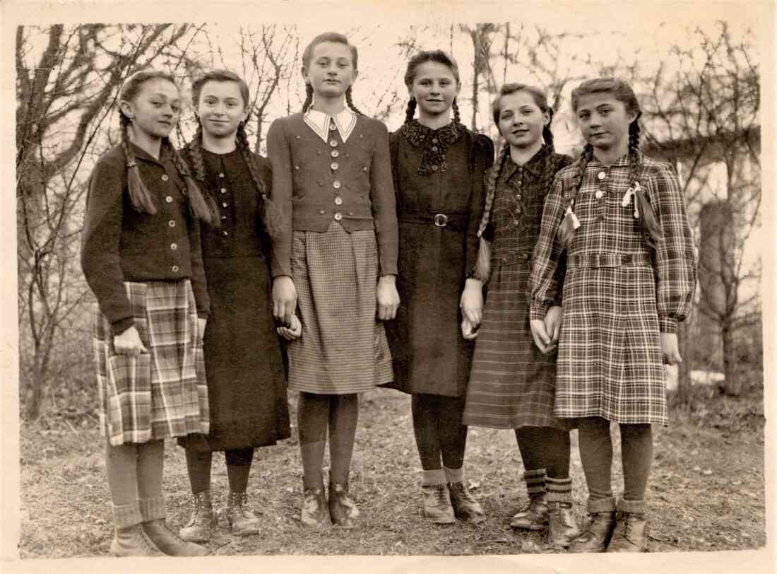 Gruppe von Freundinnen (Oszwald/Szabo/Seper/Baliko/Tölly/Krenn)