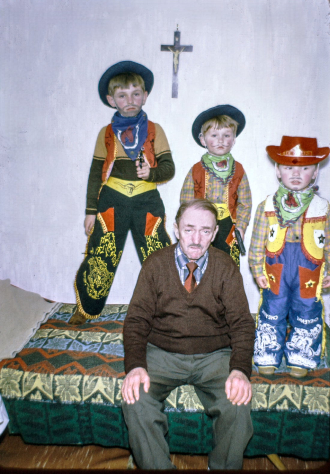 Fasching: Drei Cowboys mit ihrem Opa auf dem Diwan (Sofa) - Unger/Györög