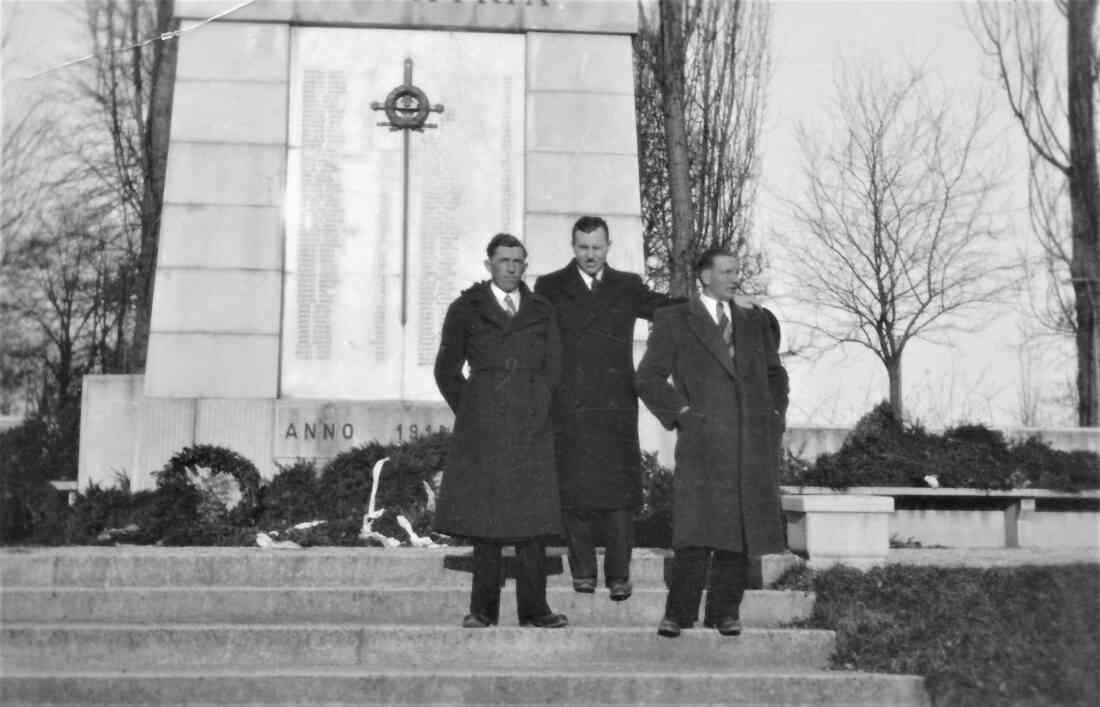 Johann Csernaczky, Stefan Schermann und Josef Stieber vor dem Kriegerdenkmal