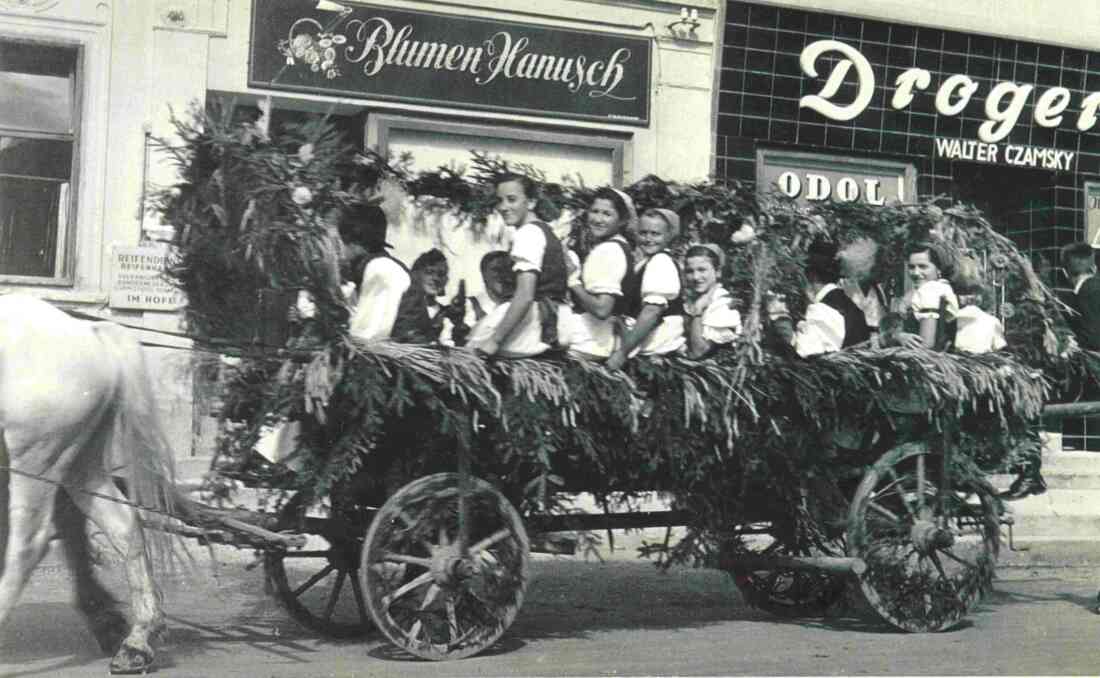 Wagen des Gasthauses Kantor anlässlich des Erntedankumzuges vor dem Haus Hauptplatz 11