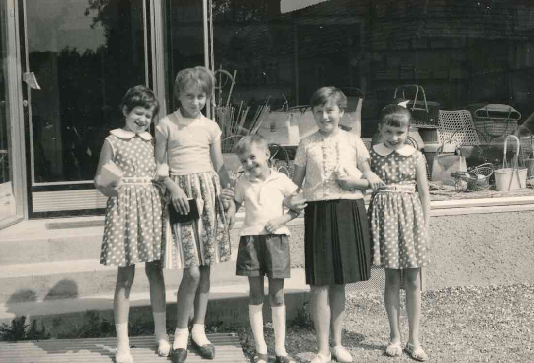 Kindergruppe vor dem neuen Geschäftsportal der "Gebrüder Lukitsch" (Hauptplatz 4)