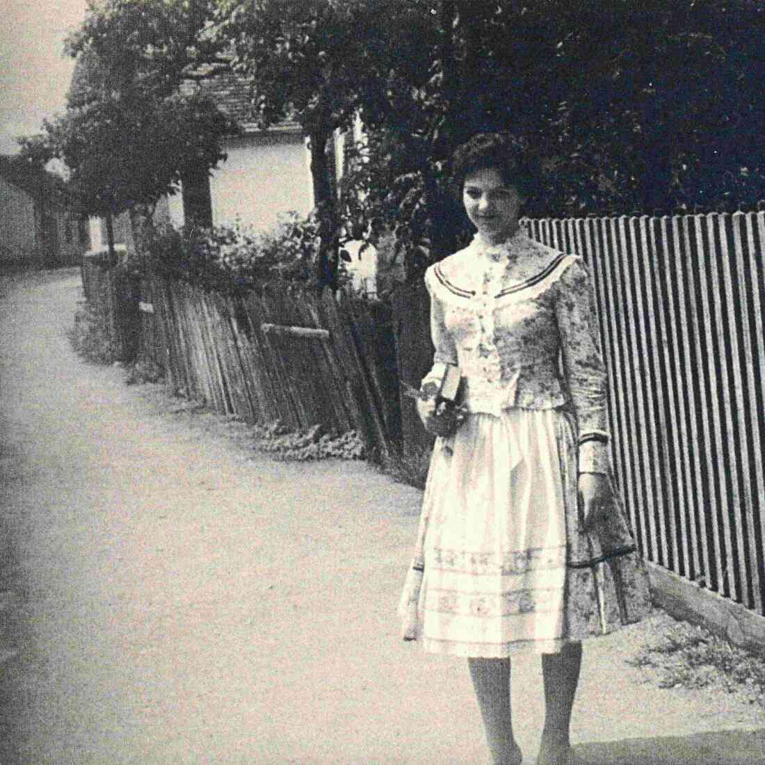 Vilma Toth (verh. Csoknyai, *1941) vor dem Haus Steinamangererstraße 73