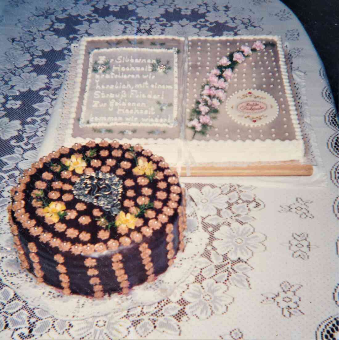 Kunstvolle Torte und Buchtorte zur Silbernen Hochzeit - gebacken von Lidia Sterniczky (geb. Adorjan, *1936)