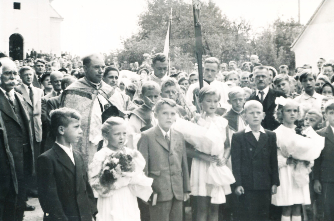 Röm. kath. Pfarre: Empfang des Bischofs anlässlich der Weihe des neuen Pfarrhauses am 30. August 1953 - Toth/Hicke/Miklos/Weinhandl/Miertl/Heintz
