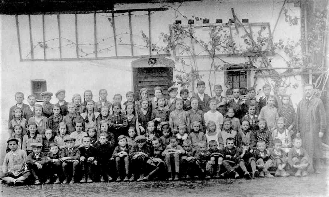 Klassenfoto einer Schulklasse der reformierten Schule mit Schulleiter Karl Vörösmarty