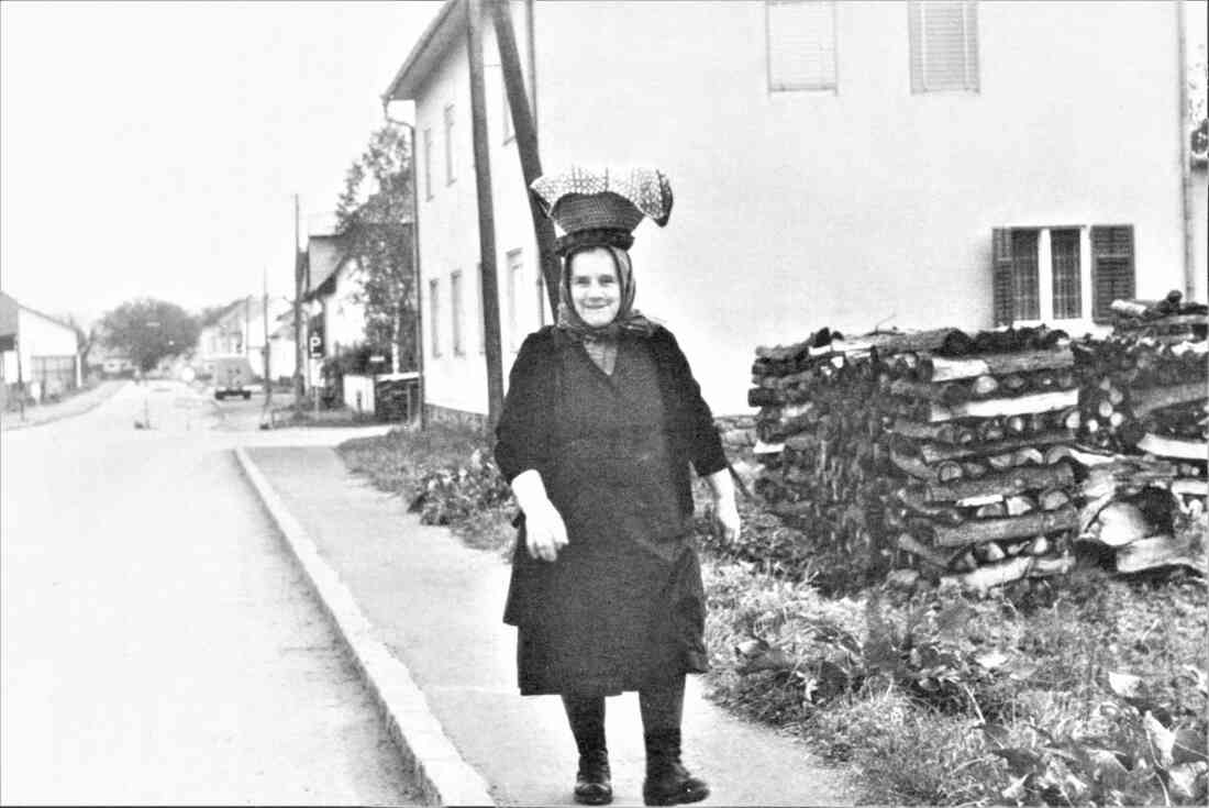 Zsofia Seper (geb. Imre; *1907 / +1990; Falkengasse 9) unterwegs von zu Hause (Falkengasse 9) auf dem Weg zum Bäcker vor dem Grundstück Grazerstraße 67