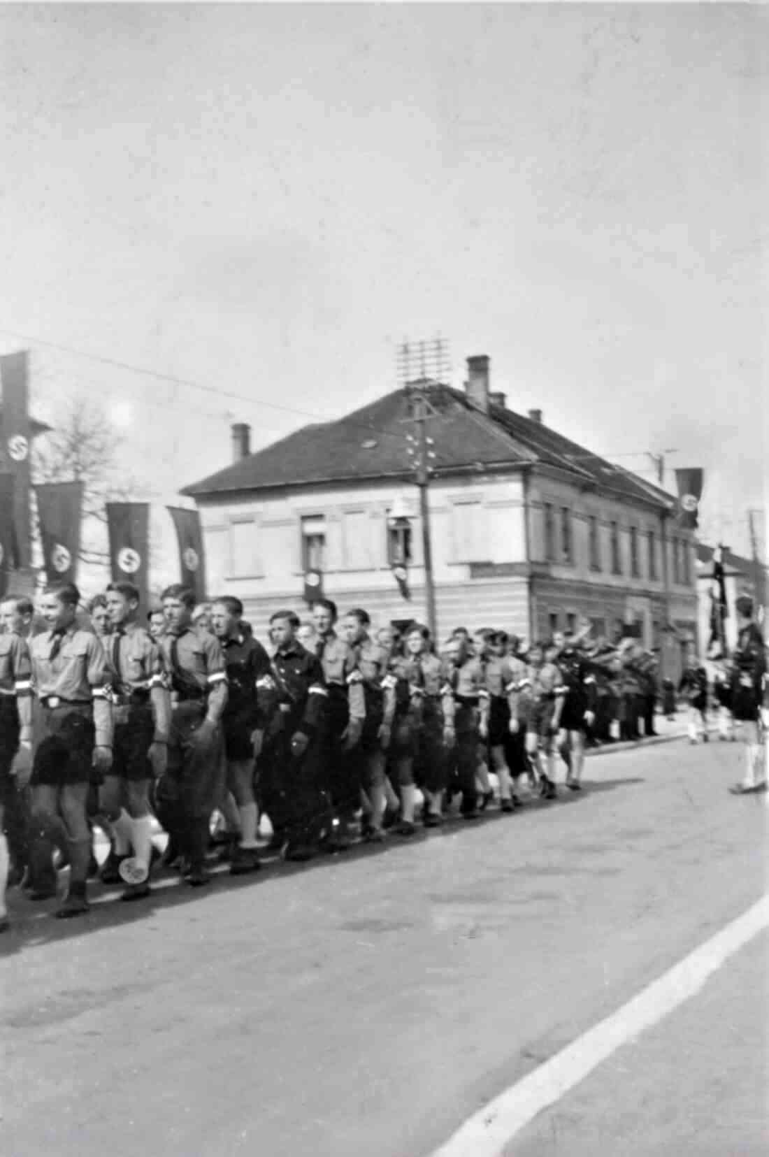 Aufmarsch der HJ am Hauptplatz / Adolf Hitler Platz