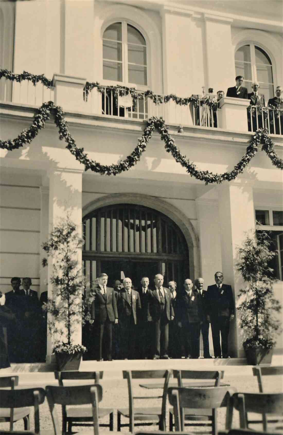 Stadtgemeinde: Rathausweihe am 4. September 1949: Die Honoratioren vor dem Haupteingang