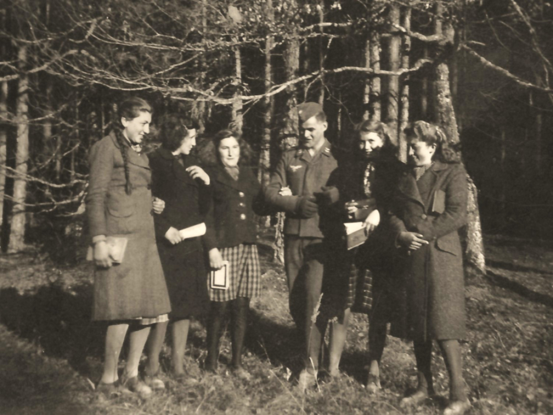 St. Martin: Gruppe von Freundinnen mit einem Soldat - Korbadits/Körper/Konrad/Nemeth/Bernhard/Hofstätter