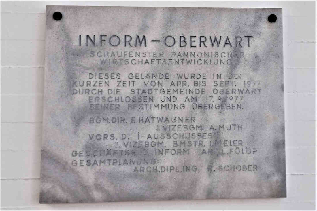 Inform 1977: marmorne Tafel zur Erinnerung an die Erschließung und die Inbetriebnahme des neuen Geländes in der Informstraße