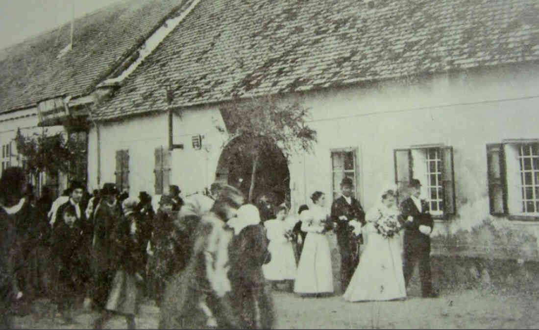 Hochzeitszug vor dem Gemeindegasthaus (Hauptplatz 2)