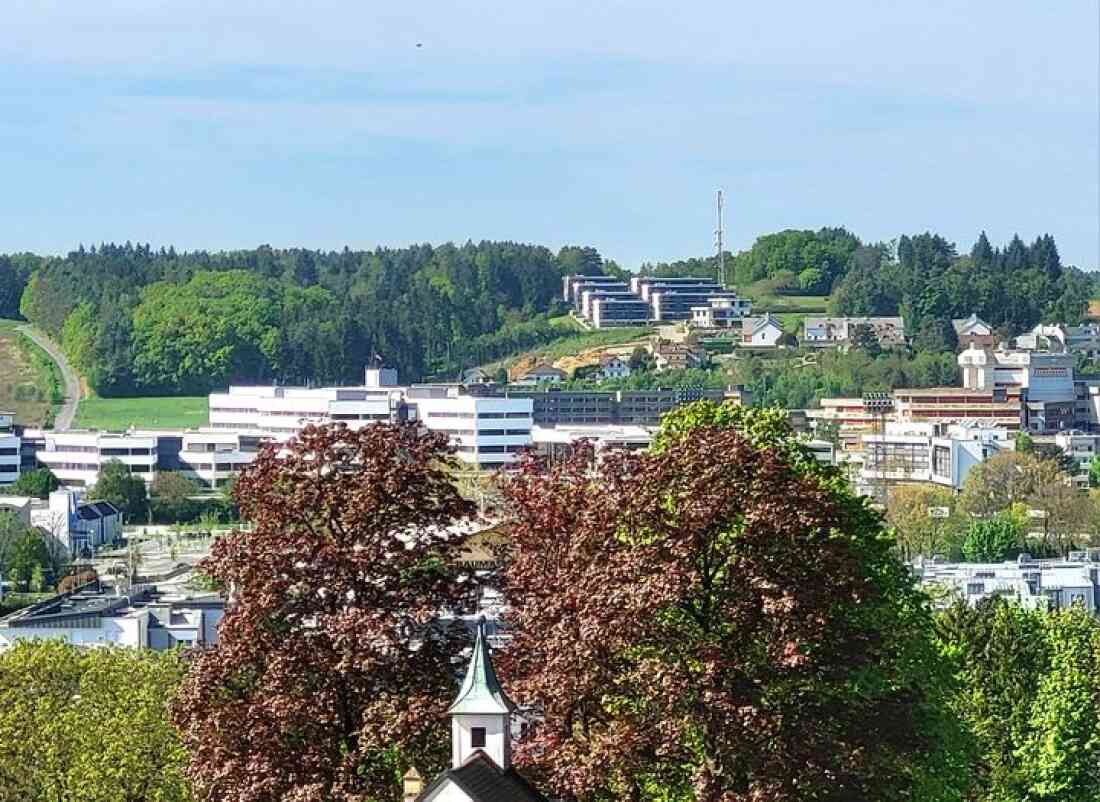 Blick auf das neue Krankenhaus "Klinik Oberwart" Dornburggasse 90 vom kath. Friedhof aus