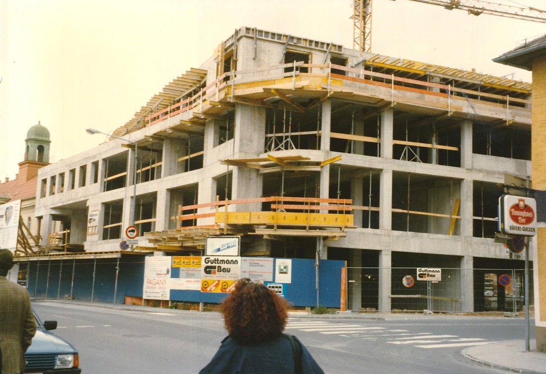 Atrium (Hauptplatz 11): Rohbau bis zur letzten Etage im Spätsommer 1997