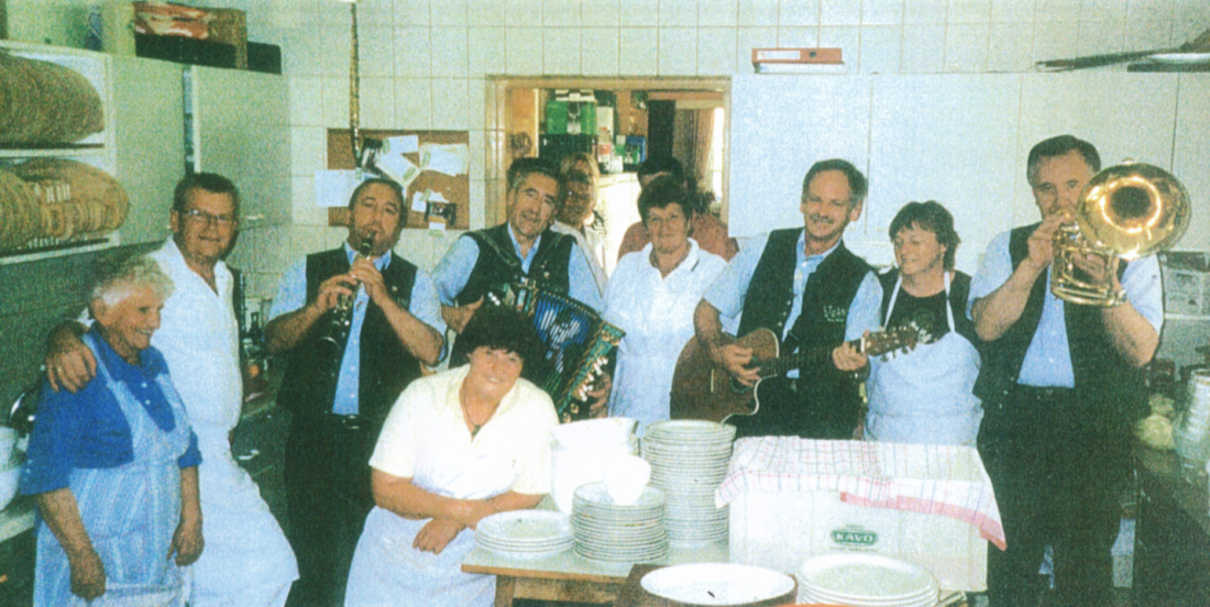 St. Martin: die Stoakogler in der Küche der Buschenschank Bernhard anlässlich des 70-ers von Ferry Bendekovits
