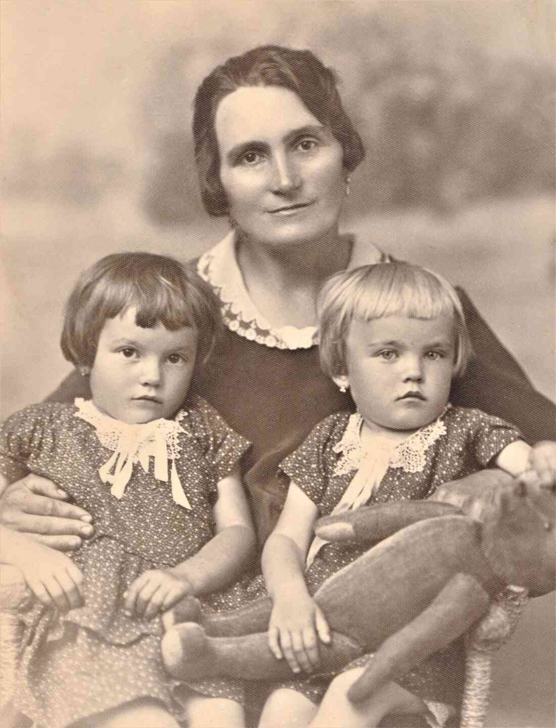 Mutter Anna mit den Töchtern Olga und Grete Vörös