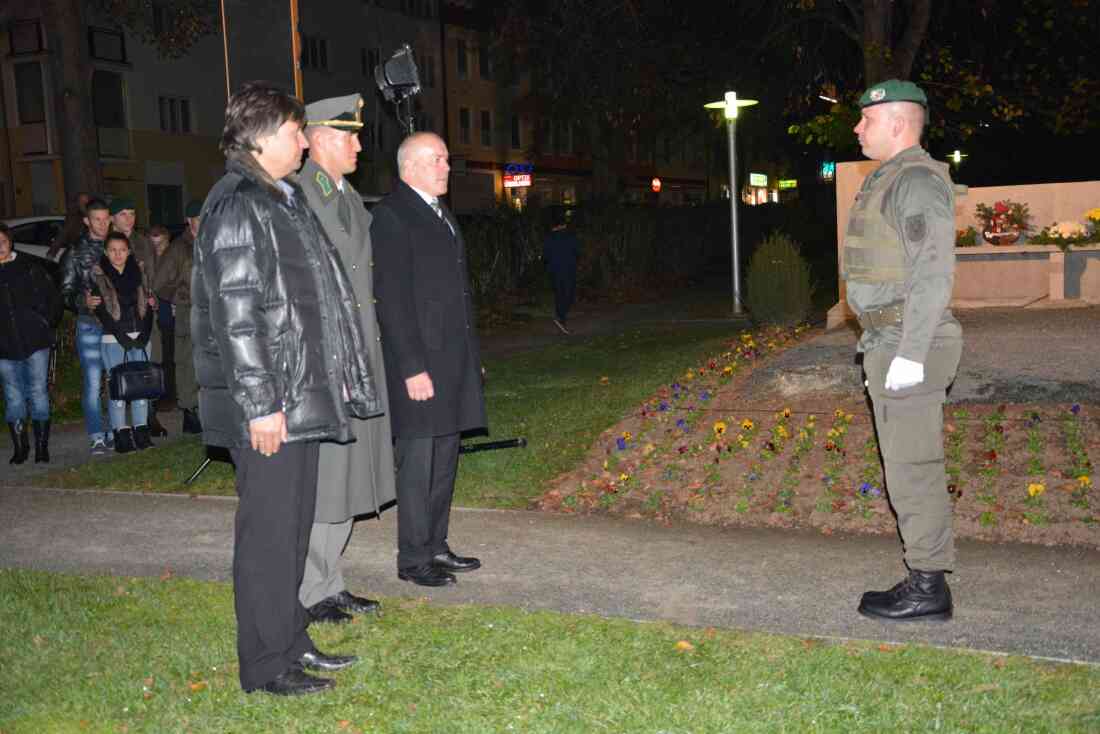 Heldenehrung vor den Denkmälern im Stadtpark mit letztmaliger Teilnahme eines Ehrenzugs des Jägerbataillons 19 (Misik/Schmalenbach/Rosner/Peinthor)